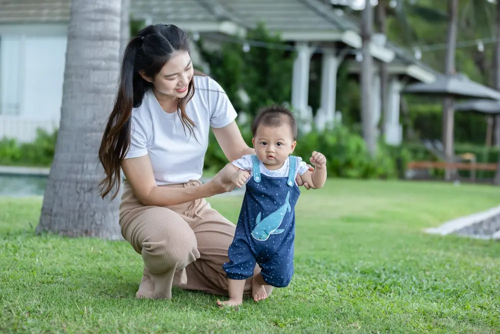 Ketahui Tabel Perkembangan Bayi Usia 0-12 Bulan